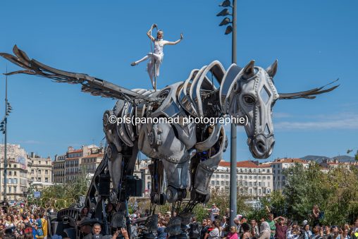 Carnaval 2024 Marseille la parade de Pegase, un cheval mecanique sur le Vieux-Port de Marseille.